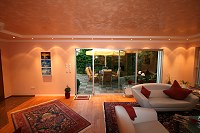 Wohnraum - Decke mit rein mineralischer Spachteltechnik und Stuckleisten gestaltet; ergänzt durch Einbaustrahler