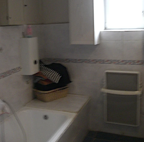 In die Jahre gekommenes Bad mit Badewanne vor der Bad-Sanierung