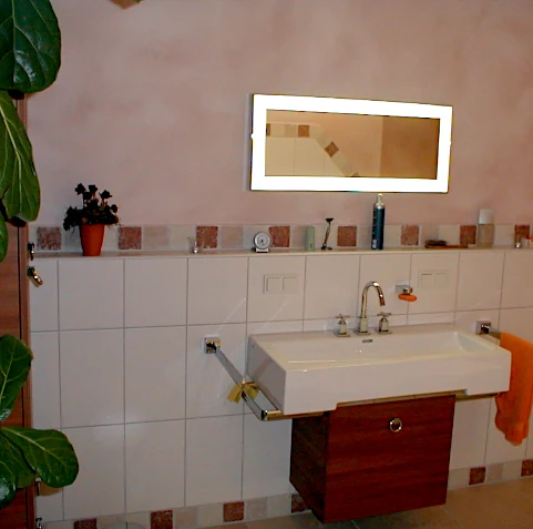 Bad mit Antik-Marmor-Einfassung und Landhausputz in Wischtechnik im Bereich oberhalb der Fliesen