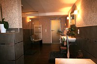 Modernes Bad in Braun-/Grautönen, mit Fliesen und Baumwollputz auf den oberen Wandflächen