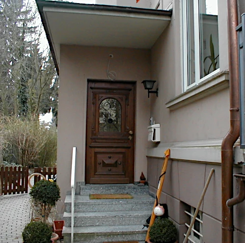 Fassade und Hauseingang mit altem Anstrich und alter Treppe
