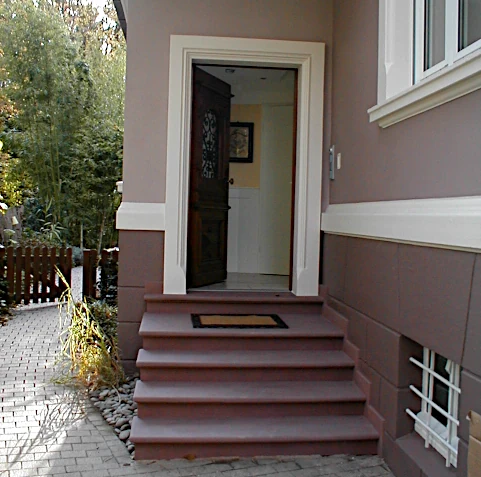 Fassade und Hauseingang mit neuem Anstrich und passender neuer Treppe