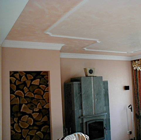 Wände mit angelegter Relieftapete versehen und Glanzdecke in Spachteltechnik