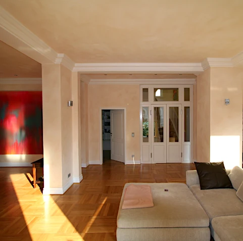 Neues Türelement, Wände und Decke mit Wischtechnik gestaltet und mit Stuckleisten versehen