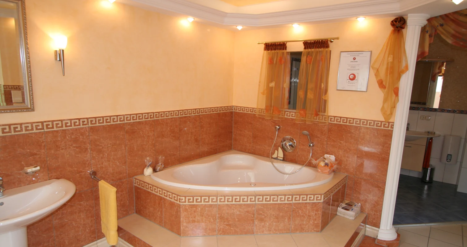 Bad, umgestaltet mit Fliesen und Podest für die Badewanne