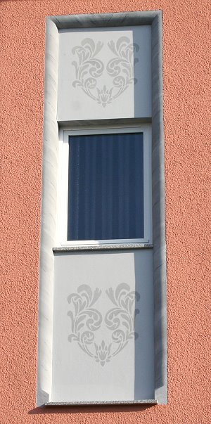 Fenster, eingefasst mit abgerundeten Profilen mit aufgemalter Marmorierung