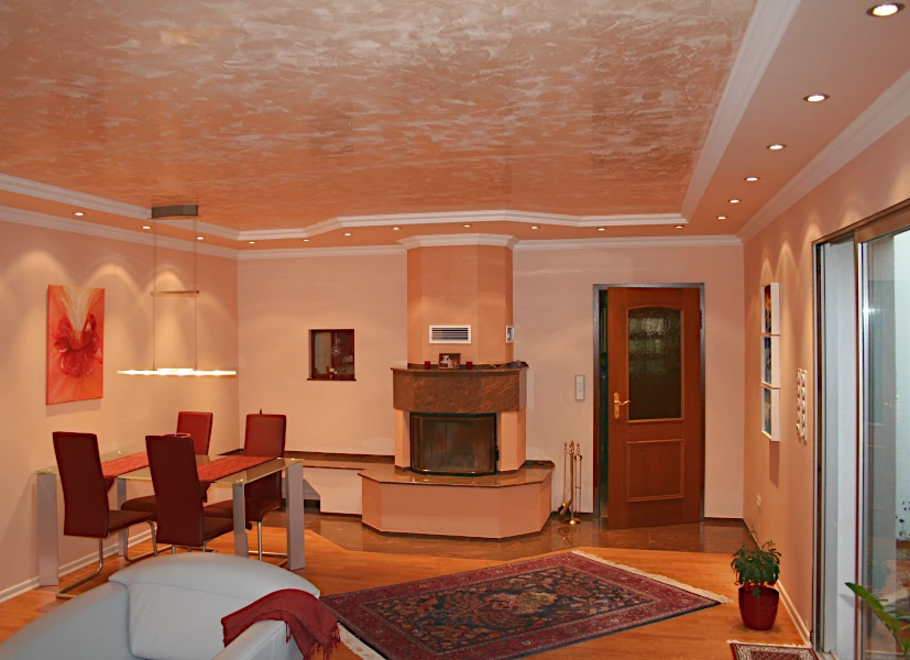 Wohnraum - Decke mit rein mineralischer Spachteltechnik und Stuckleisten gestaltet; ergänzt durch Einbaustrahler Wohnraum - Decke mit rein mineralischer Spachteltechnik und Stuckleisten gestaltet; ergänzt durch Einbaustrahler